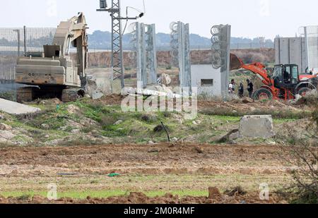 Gaza, Palästina. 07.. Dezember 2022. Israelische Arbeiter arbeiten in der Nähe der Grenze zu Gaza, während Bulldozer und Kräne Karni an der Handelsübergangsstelle auf der Ostseite von Gaza-Stadt demontieren, da Israel beschloss, eine Sicherheitsbarriere am Standort des seit langem stillgelegten Terminals zu erweitern. Kredit: SOPA Images Limited/Alamy Live News Stockfoto