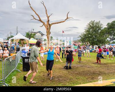 NEW ORLEANS, LA, USA - 21. MAI 2017: Tänzer und Menschenmassen beim Bayou Boogaloo Festival auf der Bayou St. John Stockfoto