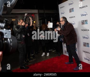 New York, United Erklärt. 07.. Dezember 2022. Elvis Costello kommt am Mittwoch, den 7. Dezember 2022, auf dem roten Teppich zur Premiere von „If This Walls Could Sing“ im Metrograph in New York City an. Foto: Gabriele Holtermann/UPI Credit: UPI/Alamy Live News Stockfoto