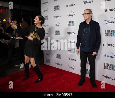 New York, United Erklärt. 07.. Dezember 2022. Mary McCartney und Steve Buschemi kommen am Mittwoch, den 7. Dezember 2022, auf dem roten Teppich zur Premiere von „If This Walls Could Sing“ im Metrograph in New York City an. Foto: Gabriele Holtermann/UPI Credit: UPI/Alamy Live News Stockfoto