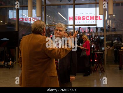 Atlanta, Georgia, USA. 6.. Dezember 2022. Wahlverweigerer DAVID SHAFER, Vorsitzender der Republikanischen Partei Georgiens, unterhält sich mit einem Republikaner auf Herschel Walkers Wahlabendparty in Atlanta. Shafer wurde im November von Richter Robert McBurney für seine Rolle bei den Bemühungen um den Sturz der Präsidentschaftswahlen 2030 in Georgien ausgezeichnet. Er ist ein Ziel der Untersuchung von Staatsanwalt Fani Willis über die Bemühungen des ehemaligen Präsidenten Trump und seiner Verbündeten in der möglichen kriminellen Aktivität. (Kreditbild: © Robin Rayne/ZUMA Press Wire) Stockfoto