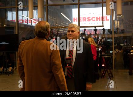 Atlanta, Georgia, USA. 6.. Dezember 2022. Wahlverweigerer DAVID SHAFER, Vorsitzender der Republikanischen Partei Georgiens, unterhält sich mit einem Republikaner auf Herschel Walkers Wahlabendparty in Atlanta. Shafer wurde im November von Richter Robert McBurney für seine Rolle bei den Bemühungen um den Sturz der Präsidentschaftswahlen 2030 in Georgien ausgezeichnet. Er ist ein Ziel der Untersuchung von Staatsanwalt Fani Willis über die Bemühungen des ehemaligen Präsidenten Trump und seiner Verbündeten in der möglichen kriminellen Aktivität. (Kreditbild: © Robin Rayne/ZUMA Press Wire) Stockfoto