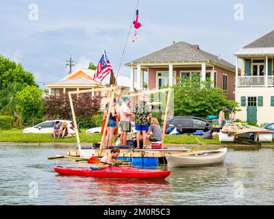 NEW ORLEANS, LA, USA - 21. MAI 2017: Junge Erwachsene feiern auf der Bayou St. John auf Booten und entlang der Küste während des kostenlosen Bayou Boogaloo Festivals Stockfoto