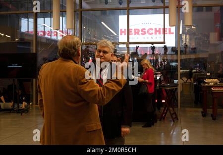 Atlanta, Georgia, USA. 6.. Dezember 2022. Wahlverweigerer DAVID SHAFER, Vorsitzender der Republikanischen Partei Georgiens, unterhält sich mit einem Republikaner auf Herschel Walkers Wahlabendparty in Atlanta. Shafer wurde im November von Richter Robert McBurney für seine Rolle bei den Bemühungen um den Sturz der Präsidentschaftswahlen 2030 in Georgien ausgezeichnet. Er ist ein Ziel der Untersuchung von Staatsanwalt Fani Willis über die Bemühungen des ehemaligen Präsidenten Trump und seiner Verbündeten in der möglichen kriminellen Aktivität. (Kreditbild: © Robin Rayne/ZUMA Press Wire) Stockfoto