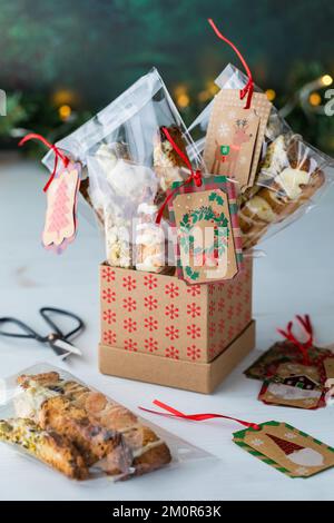 Bereiten Sie Tüten hausgemachter Biscotti als Weihnachtsgeschenke vor. Stockfoto