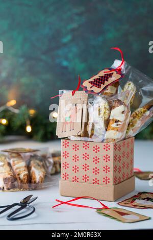 Wir stellen Tüten hausgemachter Biscotti als Weihnachtsgeschenke her. Stockfoto