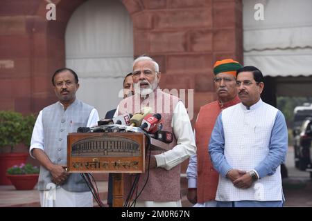 Neu-Delhi, Indien. 07.. Dezember 2022. Der indische Premierminister Narendra Modi spricht mit seinen Kabinettskollegen am Eröffnungstag der Wintersitzung des Parlaments mit den Medien. (Foto: Sondeep Shankar/Pacific Press) Kredit: Pacific Press Media Production Corp./Alamy Live News Stockfoto