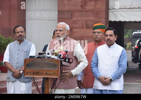 Neu-Delhi, Indien. 07.. Dezember 2022. Der indische Premierminister Narendra Modi spricht mit seinen Kabinettskollegen am Eröffnungstag der Wintersitzung des Parlaments mit den Medien. (Foto: Sondeep Shankar/Pacific Press) Kredit: Pacific Press Media Production Corp./Alamy Live News Stockfoto