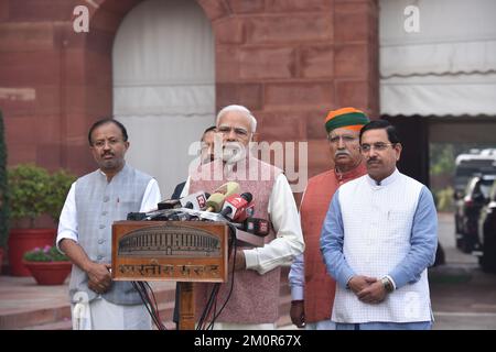 Neu-Delhi, Indien. 07.. Dezember 2022. Der indische Premierminister Narendra Modi spricht mit seinen Kabinettskollegen am Eröffnungstag der Wintersitzung des Parlaments mit den Medien. (Foto: Sondeep Shankar/Pacific Press) Kredit: Pacific Press Media Production Corp./Alamy Live News Stockfoto