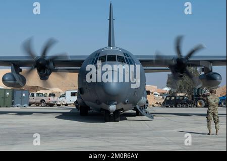 Flugbesatzungsmitglieder, die der 26. Expeditionary Rescue Squadron zugeteilt sind, führen vor einer Hubschrauberbetankung (HAAR) an einem geheimen Ort in den USA Motorstartverfahren mit einem HC-130J Combat King II durch. Dazu gehören HH-60G Pave Hawk Helikopter, die der 46. Expeditionary Rescue Squadron zugeteilt wurden Verantwortungsbereich des Zentralkommandos, 1. Dezember 2022. Die ACE-Übung ermöglichte es Piloten, Lastmeistern und Piloten von Spezialmissionen, ihre Kampfsuche und -Rettung zu verbessern, indem sie die Reichweite der HH-60G-Helikopter in einem knappen, umkämpften Gebiet ausweiteten. Stockfoto