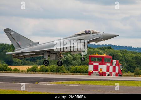 RAF Typhoon FGR4-Kampfflugzeuge landen nach der Ausstellung auf DEM RNAS Yeovilton International Air Day, Großbritannien, am 13.. Juli 2019. Stockfoto