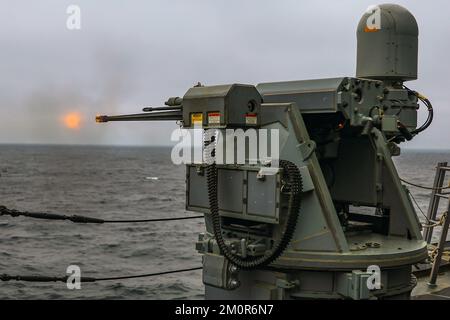 221205-N-GF955-1037 OSTSEE (5. Dez. 2022) der Arleigh-Burke-Class-Guided-Missile Destroyer USS Paul Ignatius (DDG 117) feuert per Fernzugriff ein Mark-38 25-mm-Maschinengewehr während einer vorgesteuerten Kalibrierung ab, 5. Dez. 2022. Paul Ignatius, der nach Rota, Spanien, geschickt wird, befindet sich in einem geplanten Einsatz in den USA Marinestreitkräfte Europa Einsatzgebiet, angestellt von den USA Sechste Flotte, um die Interessen der USA, Verbündeten und Partner zu verteidigen. (USA Marinefoto von Mass Communication Specialist 2. Class Aaron Lau) Stockfoto