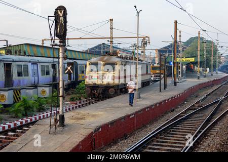 Bild einer elektrischen Lokomotive, die an einer Kreuzung des indischen Eisenbahnsystems steht. Kalkutta, Westbengalen, Indien, am 2022. November Stockfoto