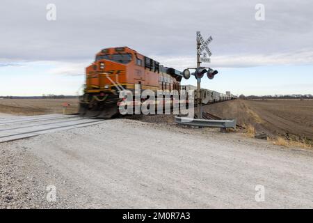 Ein BNSF-Güterzug mit Doppelstapelcontainern fährt östlich durch Lee County, Iowa Stockfoto