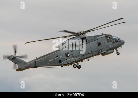 Die britische Royal Navy Agusta Westland Merlin HM2 Hubschrauber im Flying Display an yeovilton Air Tag, UK teilnehmenden Am 13. Juli 2019. Stockfoto