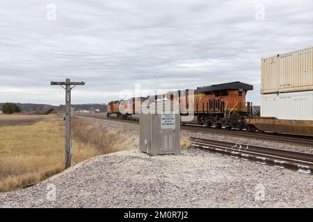 Ein BNSF-Güterzug mit Doppelstapelcontainern fährt westwärts durch Lee County, Iowa Stockfoto