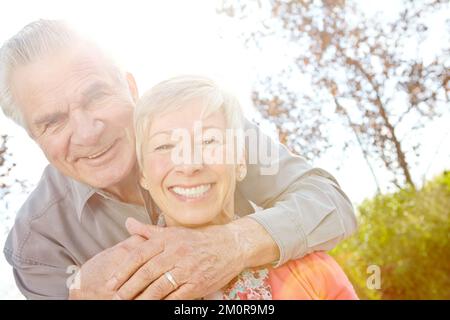 Glücklich verheiratet. Ein älteres Ehepaar, das einen Tag im Park verbringt. Stockfoto