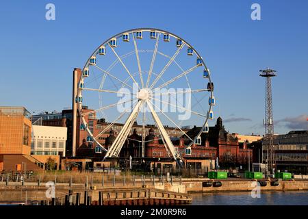 SkyWheel Helsinki im Oktober 2019. SkyWheel Helsinki ist ein 40 Meter hohes Riesenrad in Katajanokka, Helsinki, Finnland. Stockfoto