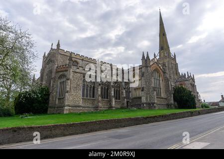 Seite mit Blick auf die St. John the Baptist Church in Thaxted, Essex UK, erbaut zwischen 1380 und 1510 im englischen, rechtwinkligen Stil Stockfoto