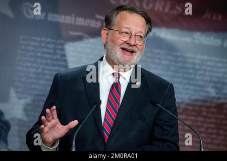 US-Senator Gary Peters (Demokrat von Michigan) hält während einer Pressekonferenz Anmerkungen zur Wiederwahl des amtierenden US-Senators Raphael G. Warnock (Demokrat von Georgien) im US-Kapitol in Washington, DC, USA, am Mittwoch, den 7. Dezember, 2022. Foto von Rod Lamkey/CNP/ABACAPRESS.COM Stockfoto