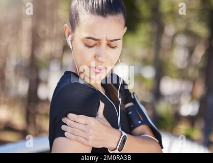 Nahaufnahme einer Frau, die ihren Arm während ihres Workouts im Freien unter Schmerzen hält und Schulterschmerzen hat. Gemischtes weibliches Sportlergefühl Stockfoto