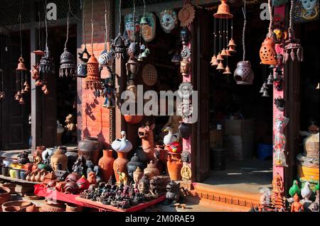 Töpferplatz auf dem Bhaktapur Durbar Platz voller Tontöpfe und Tonfiguren, Nepal Stockfoto