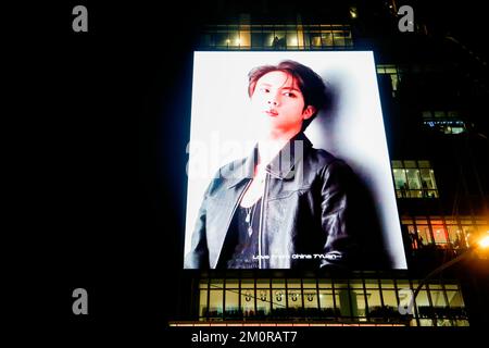 BTS Jins Geburtstag, 4. Dezember 2022 : In einem Kaufhaus im Zentrum von Seoul, Südkorea, wird Eine LED-Anzeigetafel gesehen, die von den Fans des BTS-Mitglieds Jin zur Feier des Geburtstages des Idols arrangiert wurde. BTS Kim Seok-Jin alias Jin wurde am Sonntag, dem 4. Dezember, 30. Kredit: Lee Jae-Won/AFLO/Alamy Live News Stockfoto