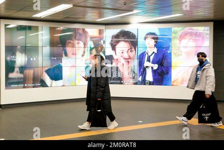 BTS Jins Geburtstag, 4. Dezember 2022 : an einer U-Bahn-Station im Zentrum von Seoul, Südkorea, werden LED-Anzeigetafeln gesehen, die von Jins Fans von BTS-Mitglied zur Feier des Geburtstages des Idols arrangiert wurden. BTS Kim Seok-Jin alias Jin wurde am Sonntag, dem 4. Dezember, 30. Kredit: Lee Jae-Won/AFLO/Alamy Live News Stockfoto