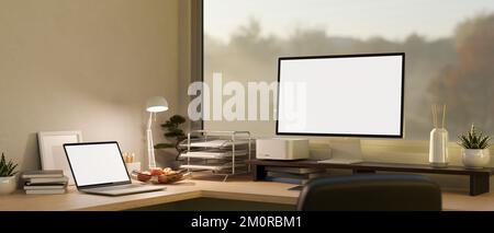 Moderner und komfortabler Arbeitsplatz mit Laptop- und PC-PC-PC-Modell, Schreibwaren, Tischleuchte und Zubehör auf dem Ecktisch gegen das w-lan Stockfoto