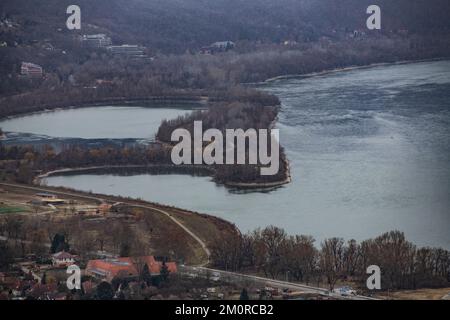 Visegrad: Donauufer und Panoramablick auf die Stadt. Ungarn Stockfoto