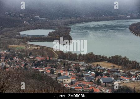 Visegrad: Donauufer und Panoramablick auf die Stadt. Ungarn Stockfoto