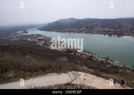 Visegrad: Donauufer und Panoramablick auf die Stadt. Ungarn Stockfoto