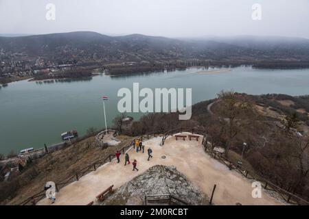 Visegrad und Nagymaros, auf beiden Seiten der Donau, mit ungarischer Flagge an der Vorderseite. Ungarn Stockfoto