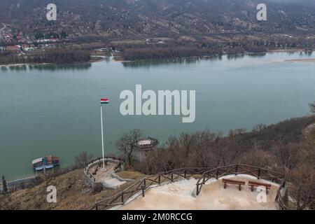 Visegrad und Nagymaros, auf beiden Seiten der Donau, mit ungarischer Flagge an der Vorderseite. Ungarn Stockfoto