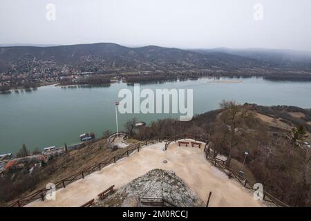 Visegrad und Nagymaros, auf beiden Seiten der Donau, mit ungarischer Flagge an der Vorderseite. Ungarn Stockfoto