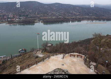 Visegrad und Nagymaros, auf beiden Seiten der Donau, mit ungarischer Flagge an der Vorderseite. Ungarn Stockfoto