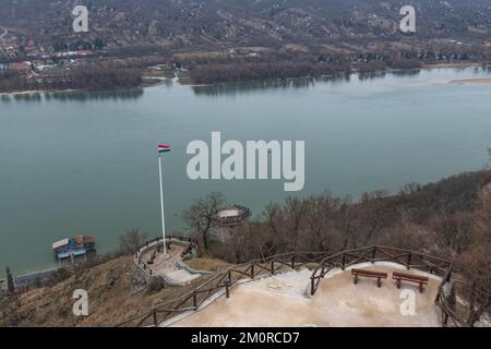 Visegrad und Nagymaros, auf beiden Seiten der Donau, mit ungarischer Flagge an der Vorderseite. Ungarn Stockfoto