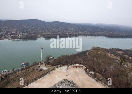 Visegrad und Nagymaros, auf beiden Seiten der Donau, mit ungarischer Flagge an der Vorderseite. Ungarn Stockfoto