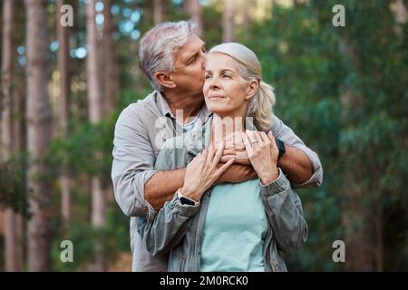 Zeit zusammen in der Natur zu verbringen, stärkt eine Beziehung. Ein reifes Paar, das zusammen wandern geht. Stockfoto