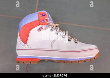 Moderne Sneaker ohne Branding, isoliert auf grauem Hintergrund. Farbenfrohe Sportschuhe. Sportschuhe. Fitness, Sport, Trainingskonzept. Kopierraum, niemand Stockfoto