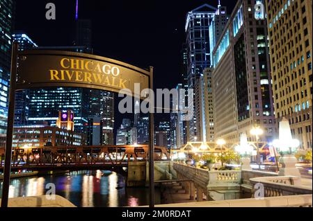 Schild „Chicago Riverwalk“ in der Nähe der Brücke im Stadtzentrum von Chicago, Illinois Stockfoto