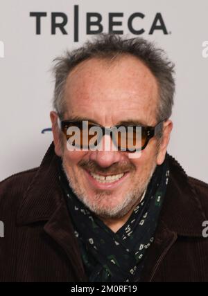 New York, USA. 07.. Dezember 2022. Elvis Costello nimmt am 07. Dezember 2022 in New York City an der Premiere „If This Walls Could Sing“ in Metrograph Teil. Foto: Jeremy Smith/imageSPACE/Sipa USA Kredit: SIPA USA/Alamy Live News Stockfoto