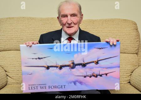 Das Aktenfoto vom 05. Oktober 01/17 von George 'Johnny' Johnson, damals 95 Jahre alt, enthält ein Foto von Lancaster Bombern in seinem Haus in Bristol. Mr. Johnson, der letzte überlebende Dambuster, starb im Alter von 101 Jahren. Er war Teil der Royal Air Force 617 Staffel, die 1943 eine Nacht von Razzien auf deutsche Dämme durchführte, um Hitlers industrielles Kernland zu zerstören. Ausgabedatum: Donnerstag, 8. Dezember 2022. Stockfoto