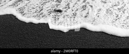 Kontraste am schwarzen Strand von Lanzarote. Horizontales Banner Stockfoto