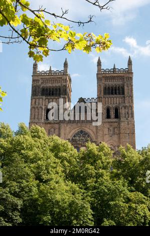 Durham Cathedral (Fassade), Durham, Co Durham, Tyne and Wear, Großbritannien. Durham Cathedral ist eine normannische Kathedrale, die zwischen 1093 und 1133 erbaut wurde. Stockfoto