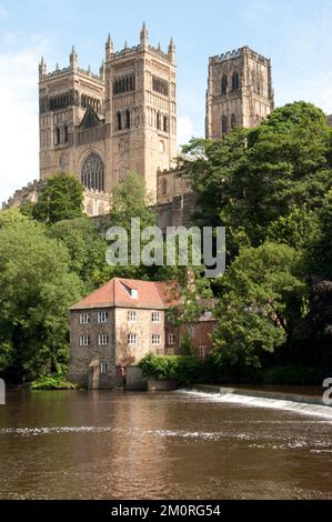 Durham Cathedral and River Wear, Durham, Co Durham, Tyne and Wear, Großbritannien. Durham Cathedral ist eine normannische Kathedrale, die zwischen 1093 und 1133 in der Mitte erbaut wurde Stockfoto