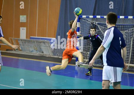 Orenburg, Russland - 12. Februar12, 2018 Jahr: Jungen spielen im Handball Internationales Handballturnier in Erinnerung an den ersten Gouverneur der Provinz Orenburg Stockfoto