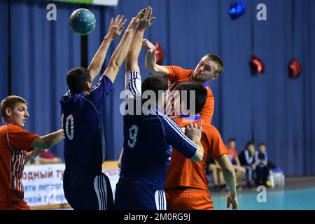 Orenburg, Russland - 12. Februar12, 2018 Jahr: Jungen spielen im Handball Internationales Handballturnier in Erinnerung an den ersten Gouverneur der Provinz Orenburg Stockfoto