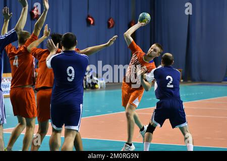 Orenburg, Russland - 12. Februar12, 2018 Jahr: Jungen spielen im Handball Internationales Handballturnier in Erinnerung an den ersten Gouverneur der Provinz Orenburg Stockfoto