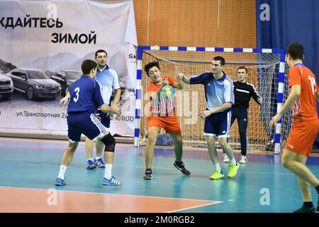 Orenburg, Russland - 12. Februar12, 2018 Jahr: Jungen spielen im Handball Internationales Handballturnier in Erinnerung an den ersten Gouverneur der Provinz Orenburg Stockfoto